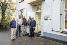 852206 Groepsportret met Hans, Piet, Jan, Kees en Rob, medewerkers van de Sterrenwacht Sonnenborgh, gevestigd in het ...
